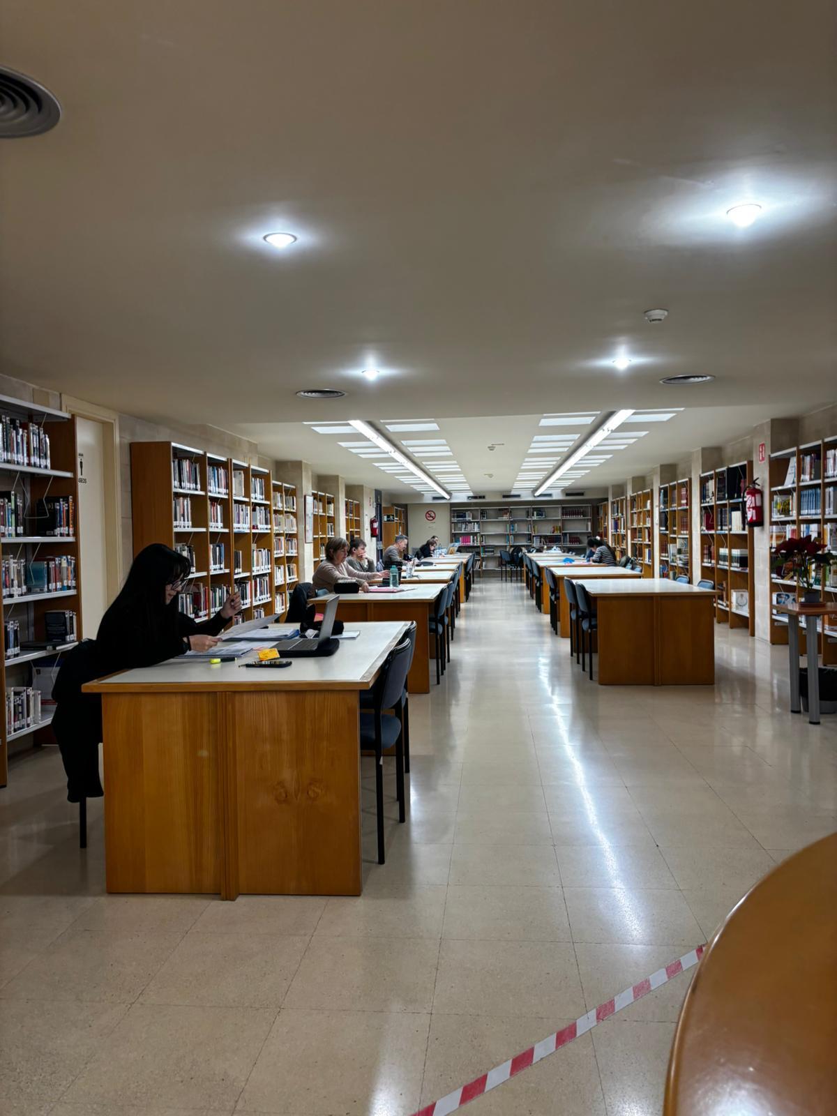 Sala de estudio en el centro polivalente de Carrús en Elche