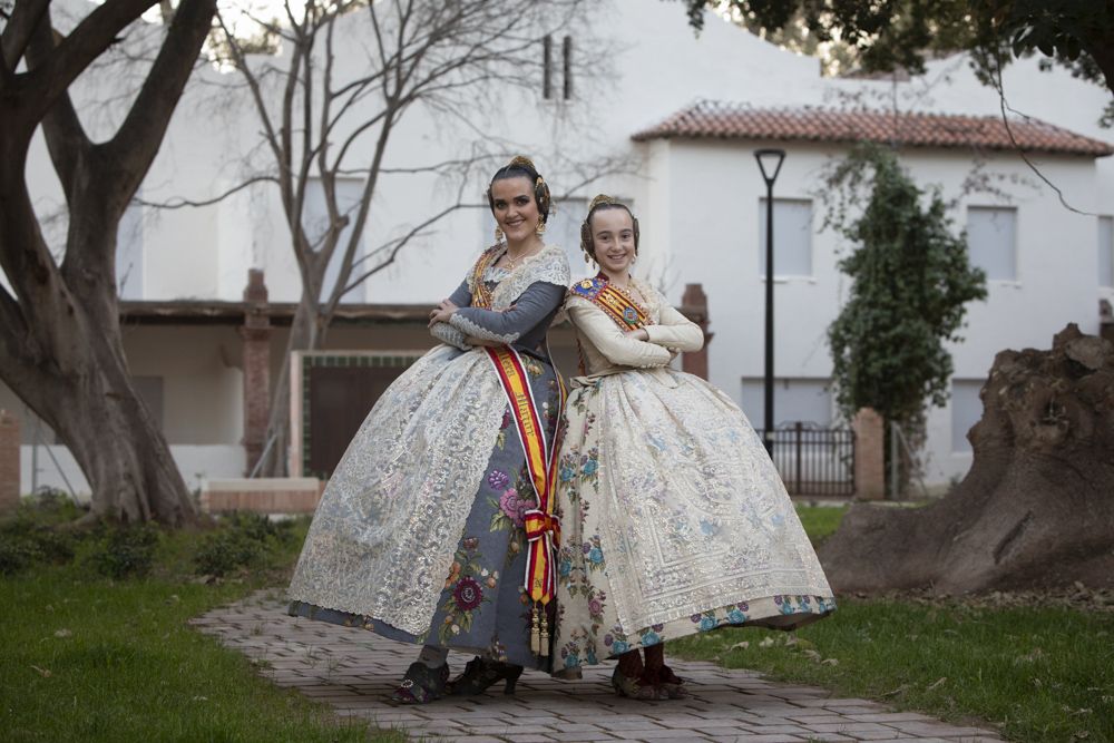 Paseamos con las Falleras Mayores de Sagunt, Núria Bueno y Carla Boix, en los jardines de la Gerencia.