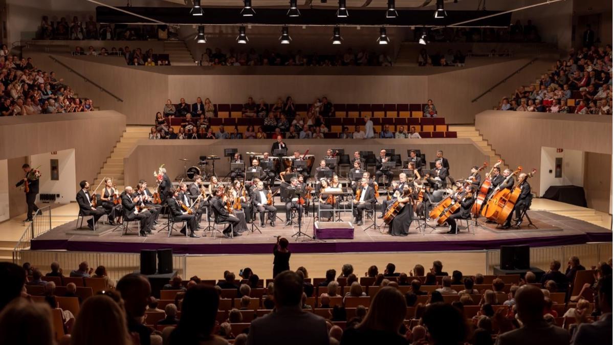 La Orquesta Sinfónica de Torrevieja durante un concierto en el Auditorio Internacional