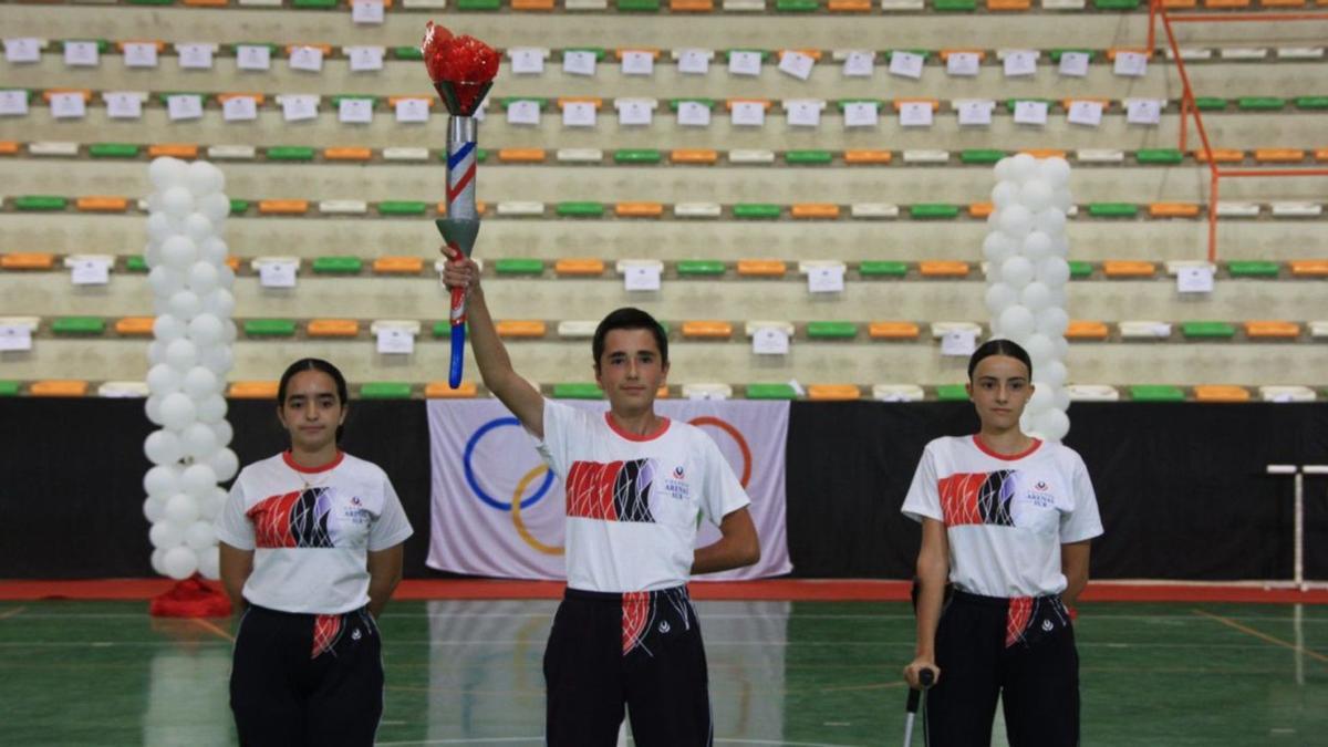 Oliver Viñas Mejías, Sara Fernández Moreno y Lizette Santana del Sol portan la antorcha de las olimpiadas.