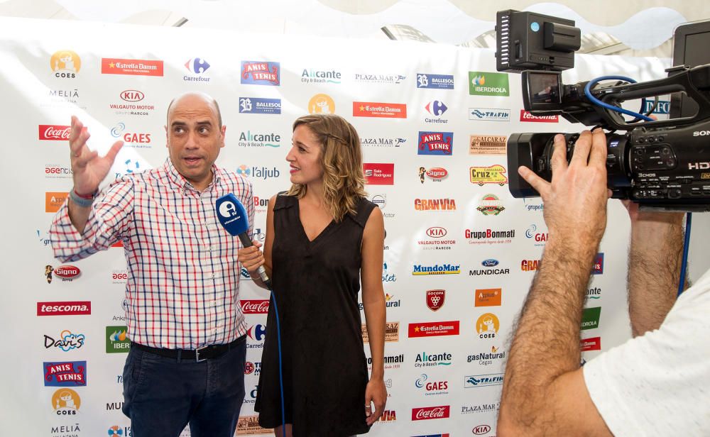 El alcalde de Alicante, Gabriel Echávarri, junto a la presentadora de Informaciontv, Laura Millán, poco después de la mascletà