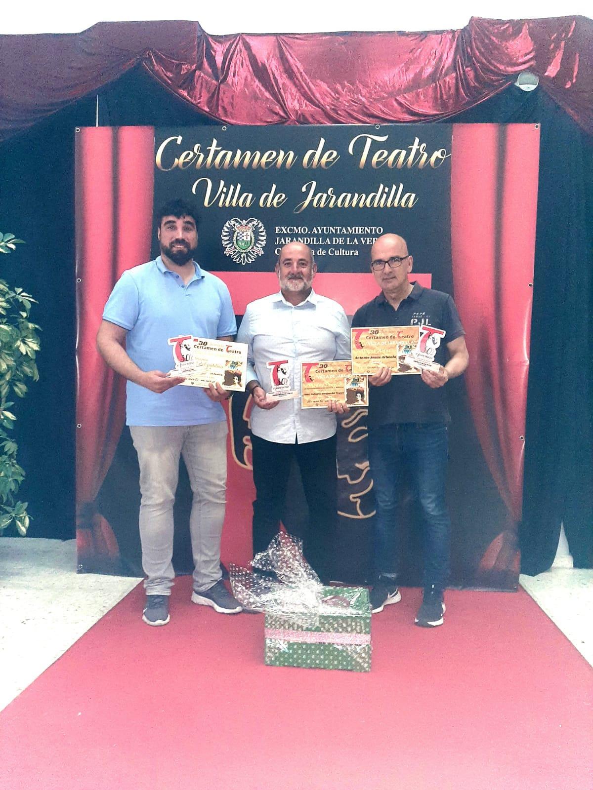 Vicente Rodrigo y Antonio Arbeloa, junto a Rubén Sales, el técnico que les acompaña en todas sus representaciones, tras recibir los tres premios en Jarandilla.