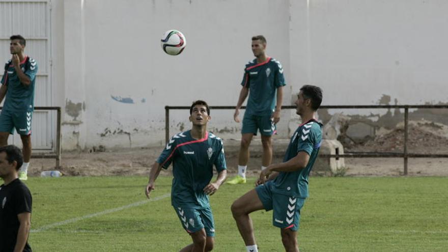 El centrocampista Armando y el central Tomás Ruso, en un entrenamiento del Murcia.