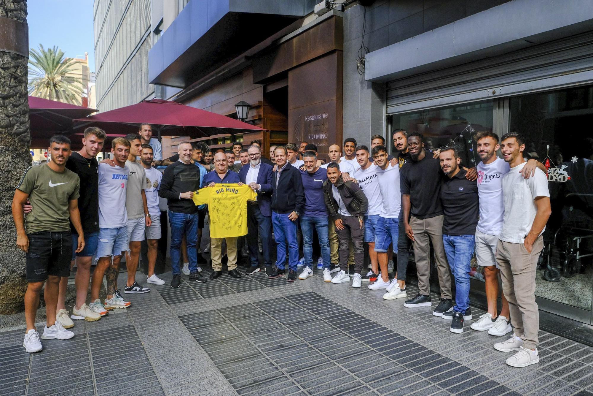 La plantilla de la UD come en el Río Miño