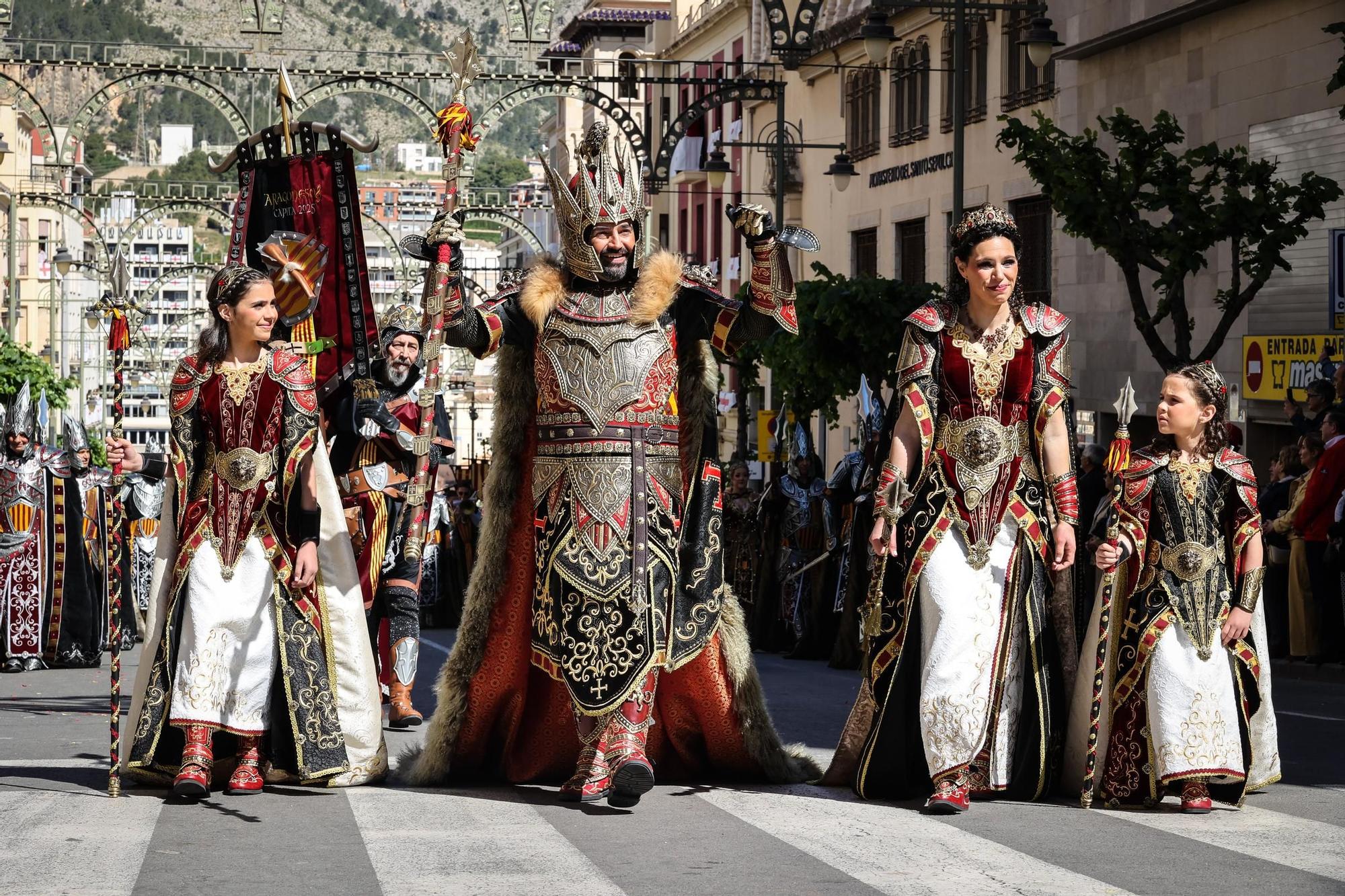 El Sant Jordiet entre claveles en la procesión de la Reliquia