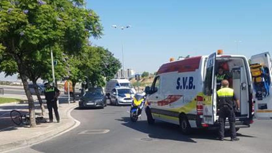 La Policía Local y la ambulancia que evacuó al ciclista.