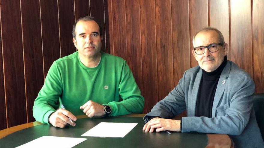 José M. Brenlla, esda., e Xosé M. Soutelo, asinando o convenio / c. zas