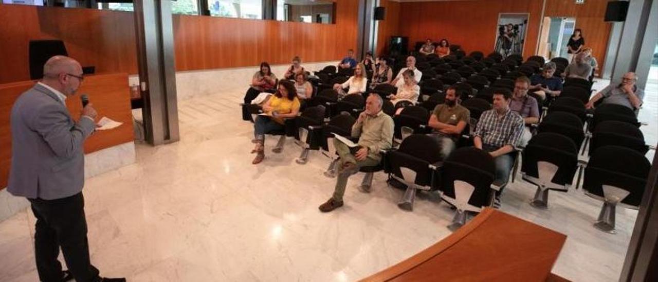 Vicent Roig presenta la jornada en la sede del Consell de Eivissa.