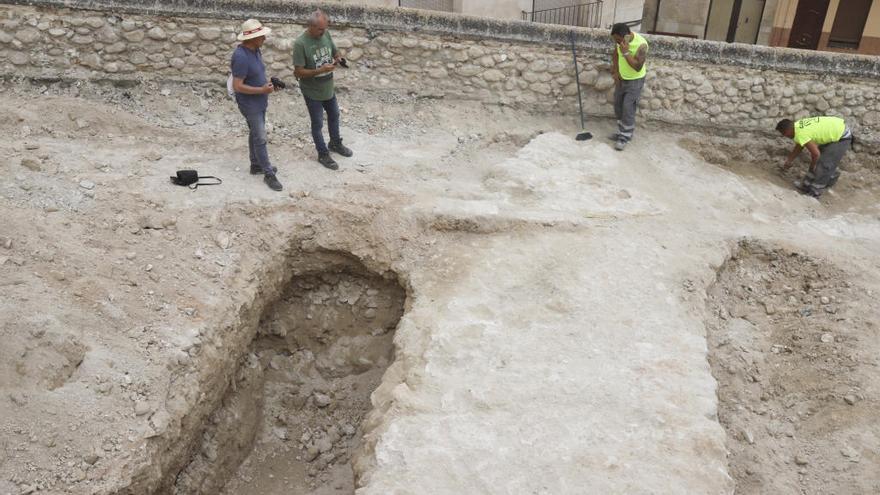 Hallan restos de una torre del s.XIV  y de la muralla en las obras de la Vila