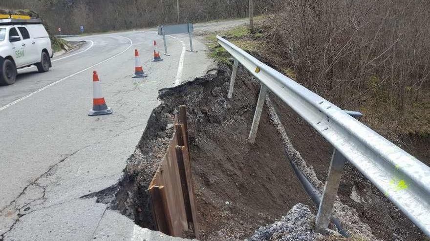 El hundimiento del Corredor del Nalón en las cercanías del túnel de Campo de Caso, con la tubería del saneamiento a la vista.