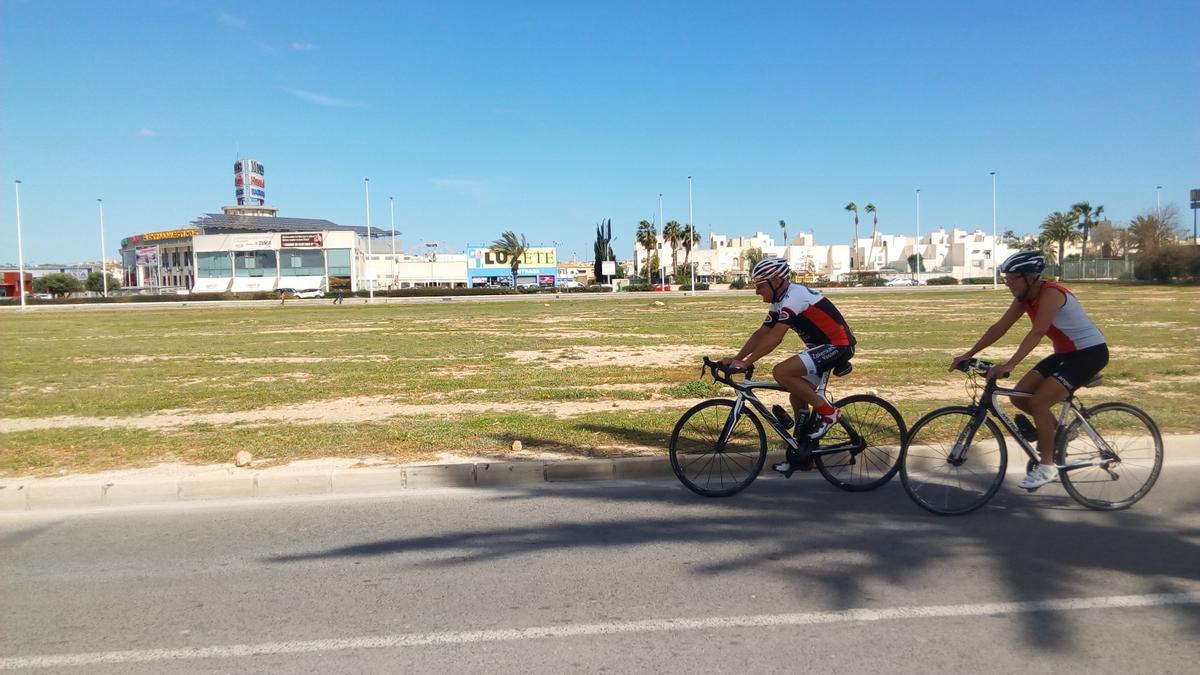 Parcela que acogerá el nuevo Colegio Público Amanecer de Torrevieja junto a la CV-905 y el Centro de Desarrollo Turístico