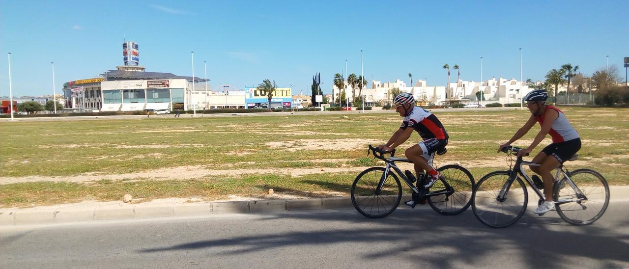 Parcela que acogerá el nuevo Colegio Público Amanecer de Torrevieja junto a la CV-905 y el Centro de Desarrollo Turístico