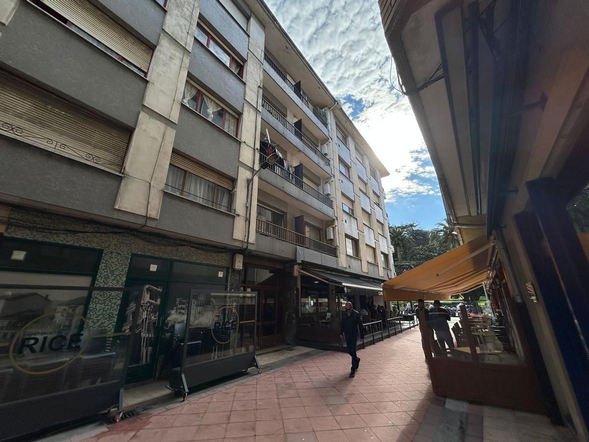 El edificio donde se produjo el suceso mortal en Villaviciosa.