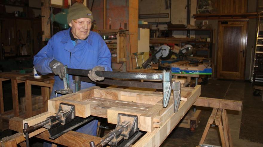 El artesano José Prieto Velasco y su mujer, Sole Centeno Rodríguez, en el taller tradicional en el que se afana en fabricar muebles y piezas de maderas nobles en el corazón de la comarca de Sanabria. | Araceli Saavedra