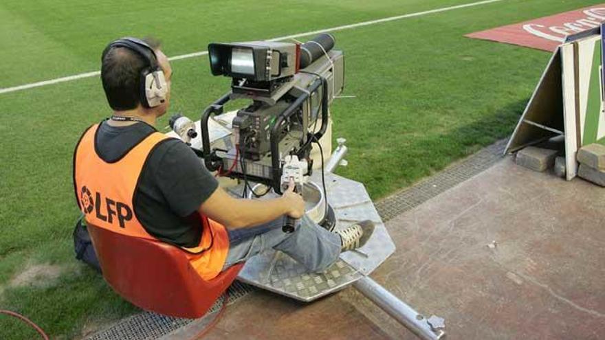 Un cámara de televisión en un campo de fútbol.