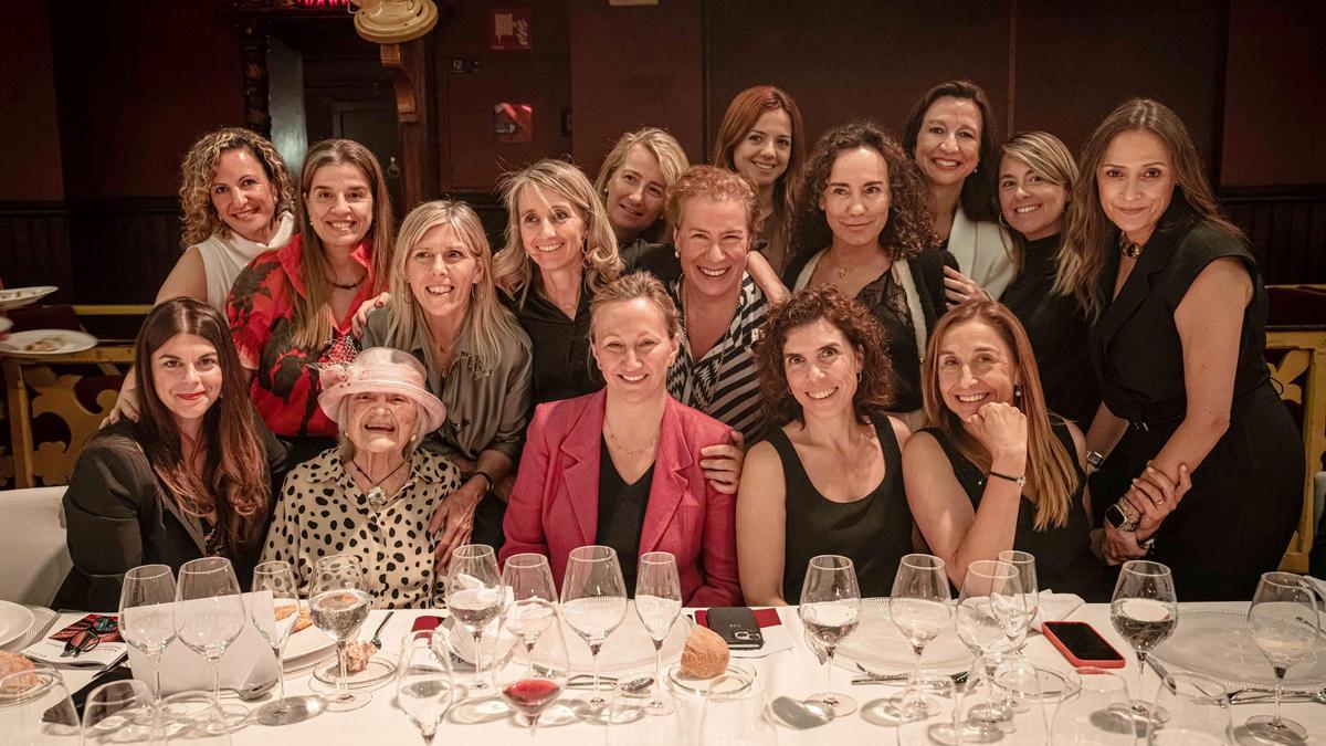 La dibujante Pilarin Bayés se fotografía con algunas de las asistentes a la cena solidaria de la Fundacio Catalunya Cultura