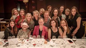 La dibujante Pilarin Bayés se fotografía con algunas de las asistentes a la cena solidaria de la Fundacio Catalunya Cultura