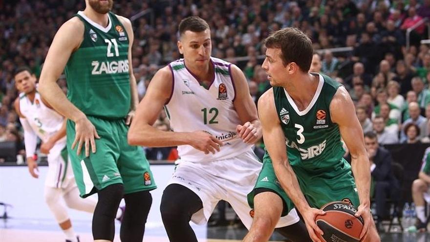 Kevin Pangos, uno de los mejores ayer del Zalgiris, intenta superar la defensa de Milosavljevic.