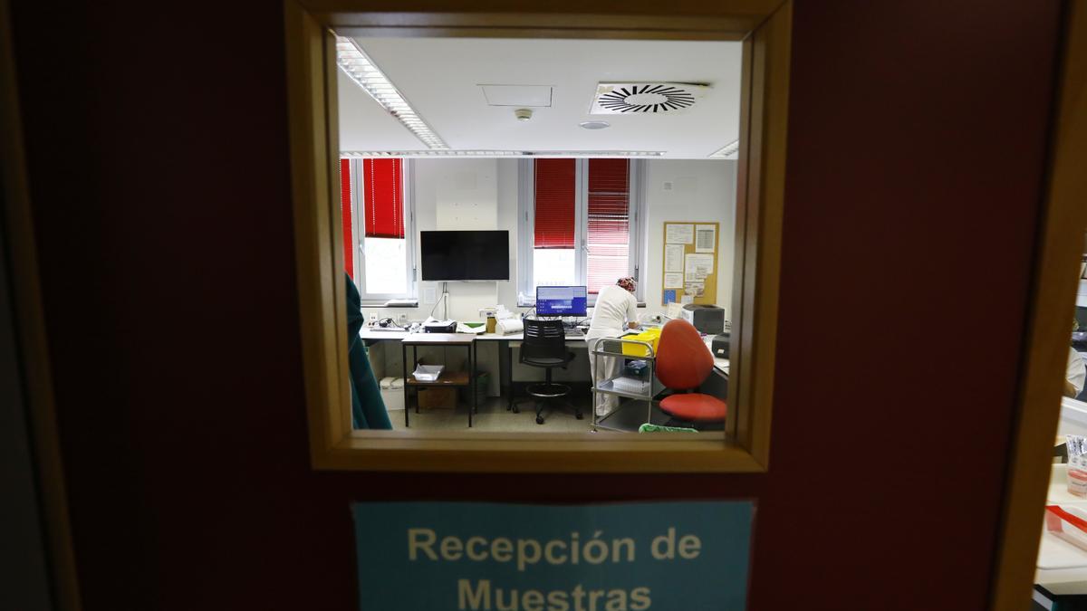 La zona de recepción de muestras del servicio de Microbiología del hospital Miguel Servet.