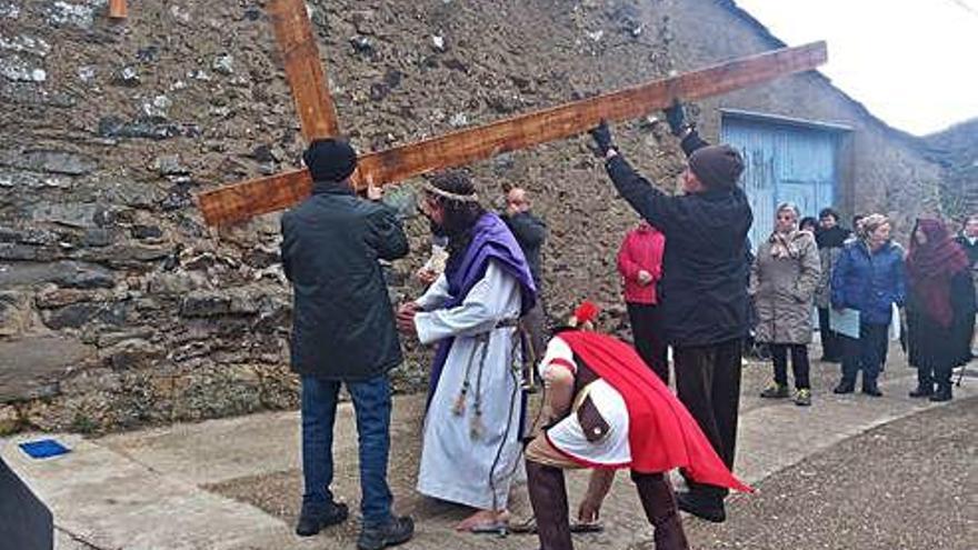 Recreación de la Pasión de Cristo por los vecinos de Moldones.