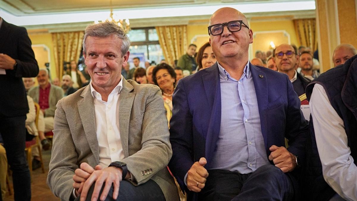 El presidente del PPdeG, Alfonso Rueda, y el presidente provincial del PP de Ourense, Manuel Baltar, participan en un mitin junto al candidato del PP a la alcaldía de Pereiro de Aguiar, Luis Menor.