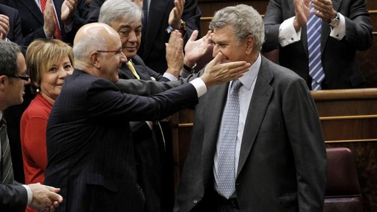 Duran saluda a Jesús Posada tras la elección de este como presidente del Congreso, en diciembre del 2011.