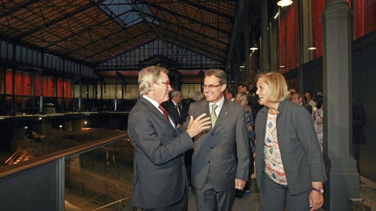 El presidente catalán, Artur Mas (centro), el alcalde de Barcelona, Xavier Trias, y la presidenta del Parlament, Nuria de Gispert, durante la inauguración del Centro Cultural Born.