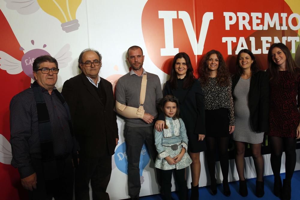 la ganadora en Ciencia, Esther Roselló (cuarta por la izquierda), posa junto a su familia.