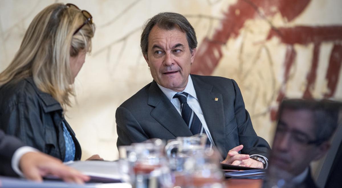 Artur Mas parla amb Joana Ortega, durant la reunió del Govern del dimarts 21 d’abril.