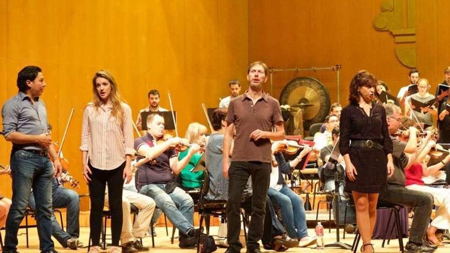 Un momento del ensayo de la ópera que abre la temporada en Vigo.  // Amigos de la Ópera