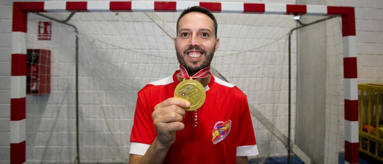 Abraham Sánchez, ayer con su medalla de campeón del mundo