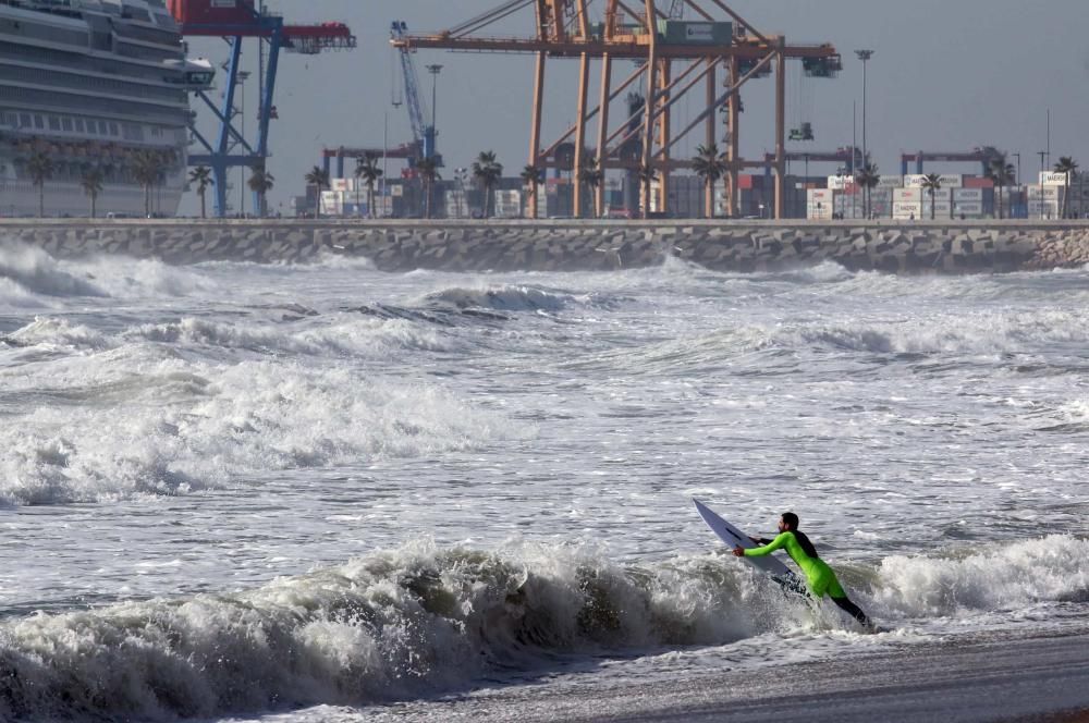 Las olas de 5 metros que se alcanzaron este miércoles en la costa malagueña fueron aprovechadas por unos pocos intrépidos surferos