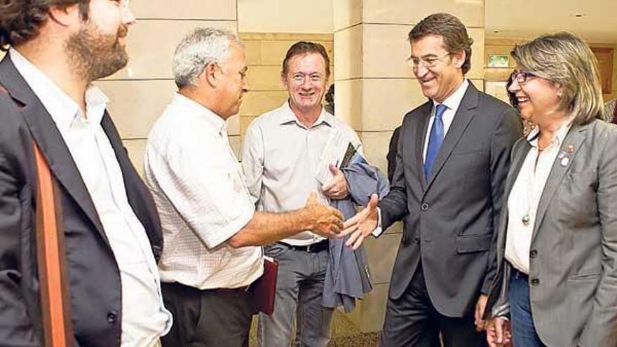 Feijóo y Quintana, con representantes del sector en el Consello Galego de Pesca, ayer.  // Óscar Corral