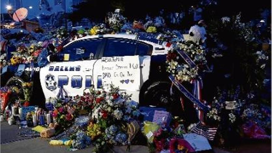 Un monument improvisat a la seu de la policia de Dallas.