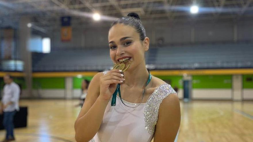 Daniela posa con su medalla.