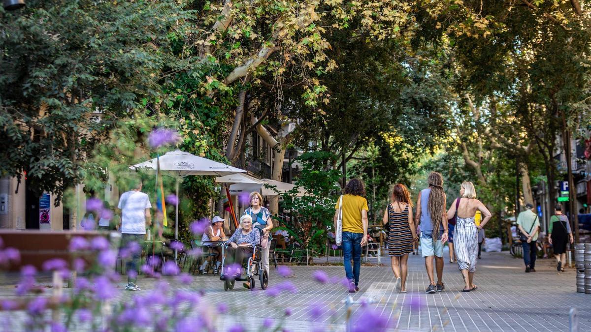 Personas dando un paseo por Barcelona