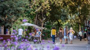 Personas dando un paseo por Barcelona