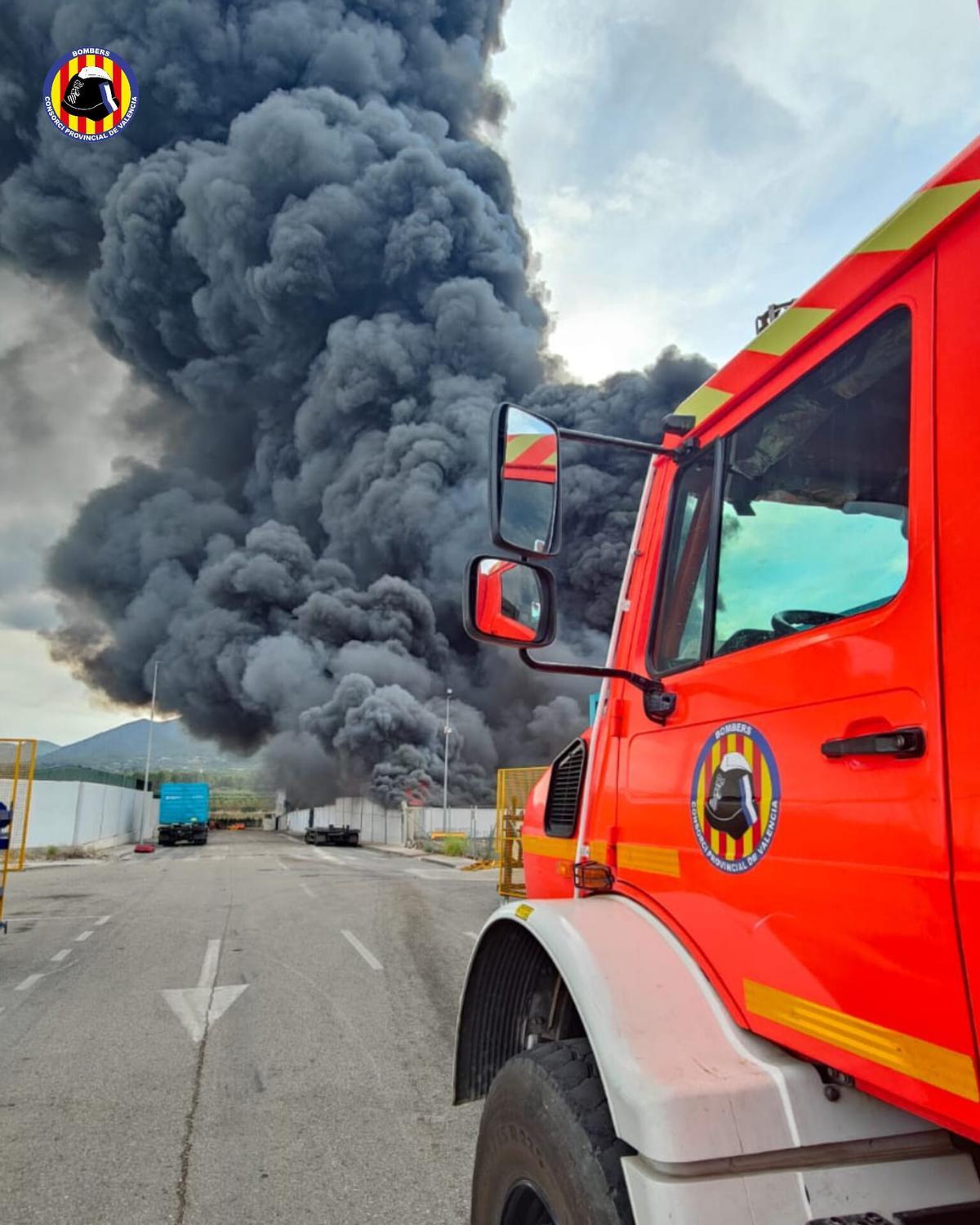 Imagen de la gran columna de humo generada por el incendio.