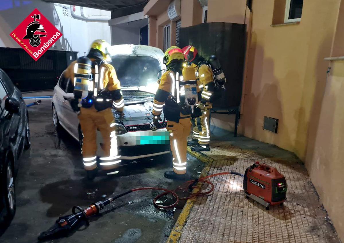 Bomberos junto al vehículo.