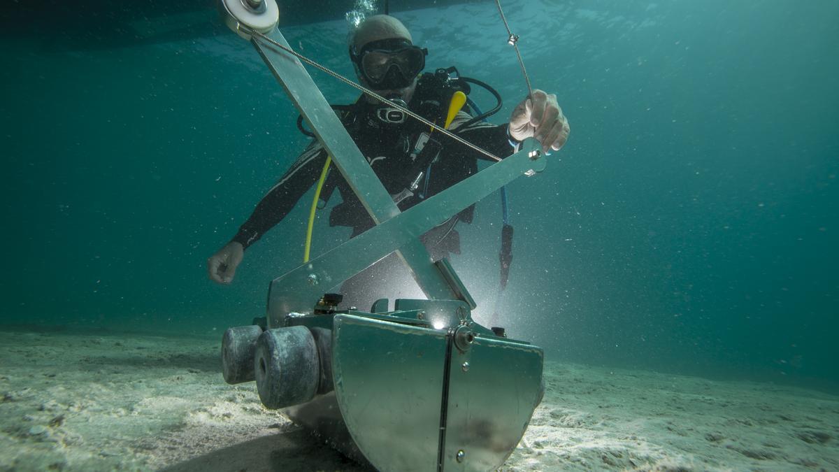 El equipo de Derwent extrae muestras del fondo marino del Golfo Pérsico para analizarlo en el proyecto de Qatar.