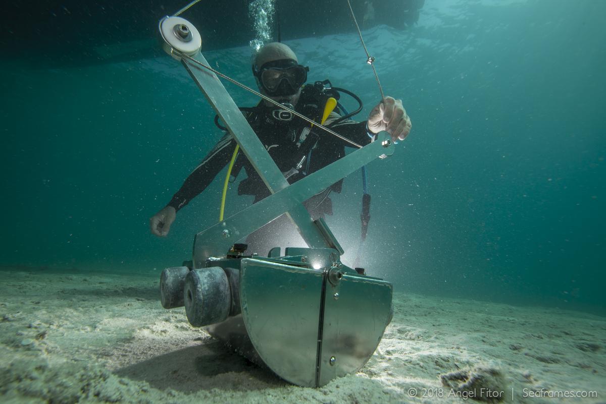 El equipo de Derwent extrae muestras del fondo marino del Golfo Pérsico para analizarlo en el proyecto de Qatar.