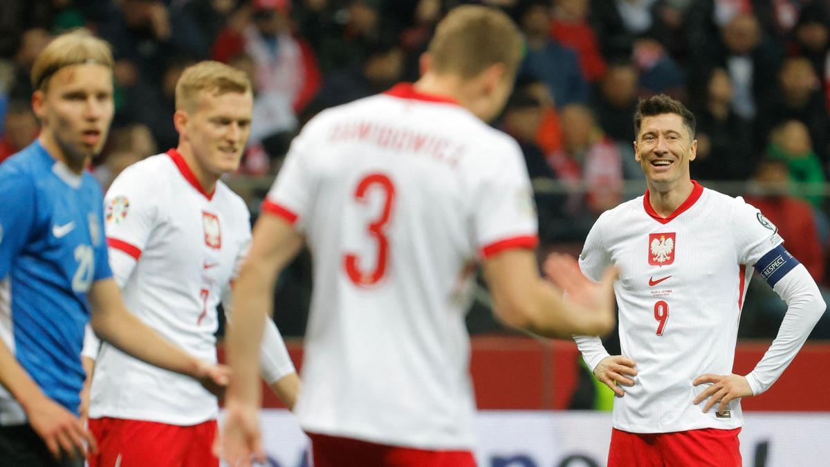 Robert Lewandwoski espera relajado el lanzamiento de un cóner en el partido ante Estonia.