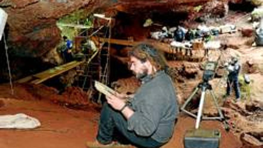 Un diente, primer indicio de vida humana en la cueva de El Conejar