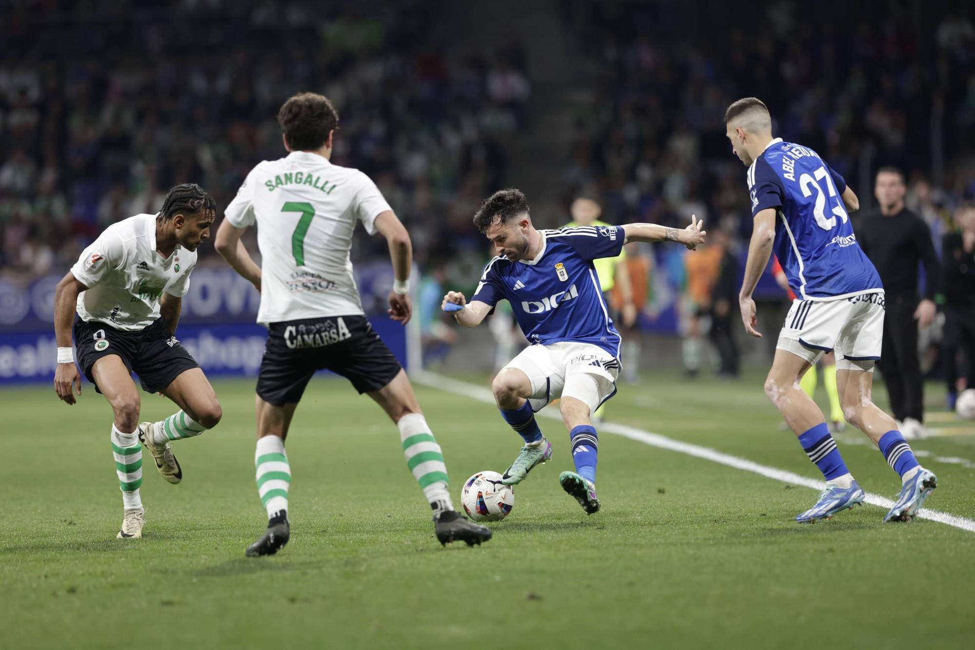 EN IMÁGENES: Partido y ambientazo del Real Oviedo-Racing de Santander disputado en el Tartiere