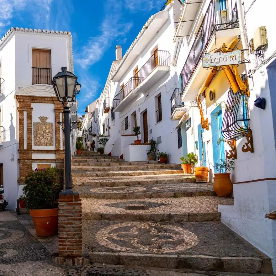 El rincón más bonito de Málaga no es Ronda: es un pueblo blanco con mosaicos y vistas al Mediterráneo