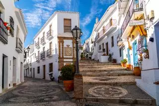 El rincón más bonito de Málaga no es Ronda: es un pueblo blanco con mosaicos y vistas al Mediterráneo
