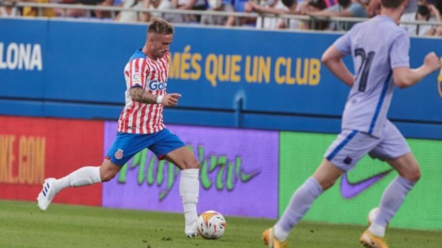 Aleix Garcia, en acció durant l&#039;amistós contra el Barça.