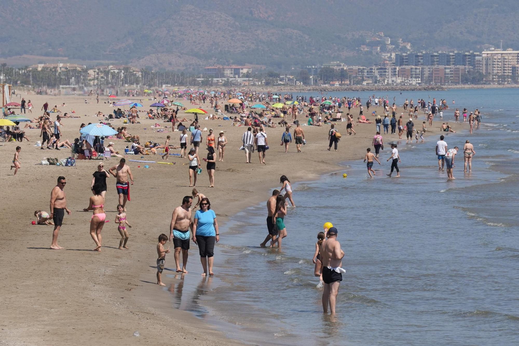 Galería de imágenes: Los castellonenses disfrutan de la playa en abril