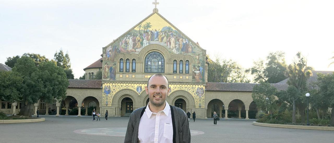 El investigador Mateo Sánchez, en el campus de la Universidad de Stanford, en Palo Alto.