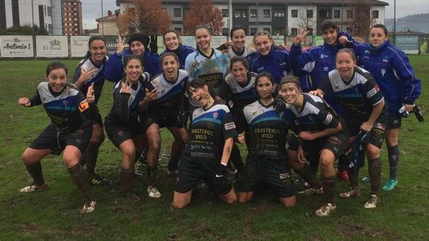 Las jugadoras del Sárdoma festejan su victoria en el barrizal de Gijón. // FdV